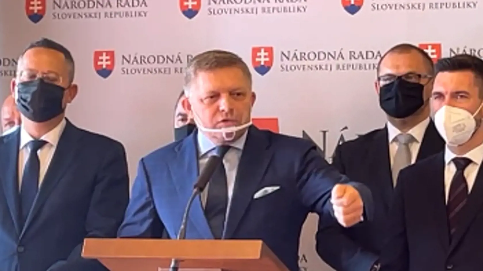 Všetkých, ktorí sa plánujú na proteste zúčastniť, zároveň vyzval, aby si so sebou vzali čapice, šály či šatky, ktorými chcú symbolicky „vyháňať“ súčasných členov vlády z úradu.
