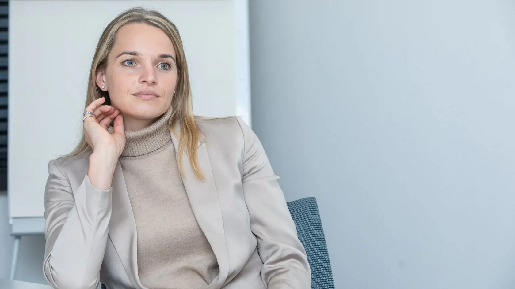 „Naša konverzácia bola hneď uvoľnená – čo nebolo niečo cielené, ale bolo to automatické – takže som ho poklepala po pleci,“ vysvetľuje. Poslankyňa si presne pamätá aj na princov elegantný svetlohnedý kabát, ktorý bol podľa jej slov z výnimočného materiálu, konkrétne z kašmíru.