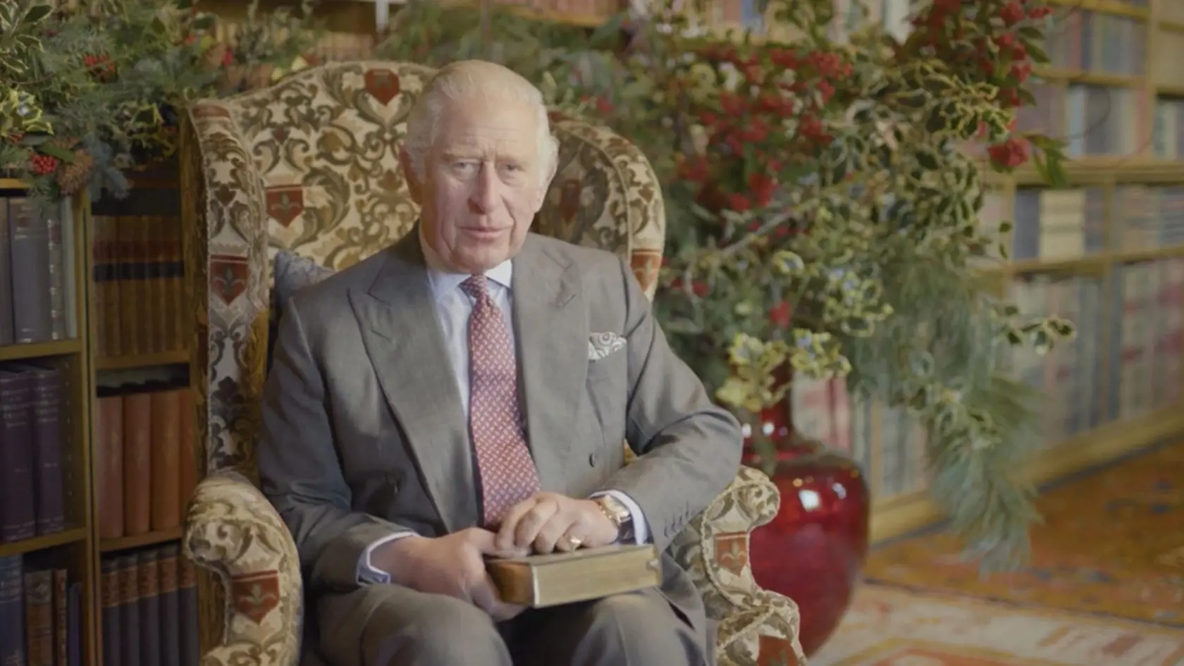 „Princ Charles je však, podobne ako jeho matka kráľovná Alžbeta II., veľmi skromný a šarmantný muž, a preto ho takéto reakcie ľudí nijako nevykoľajujú,“ myslí si Trubač.