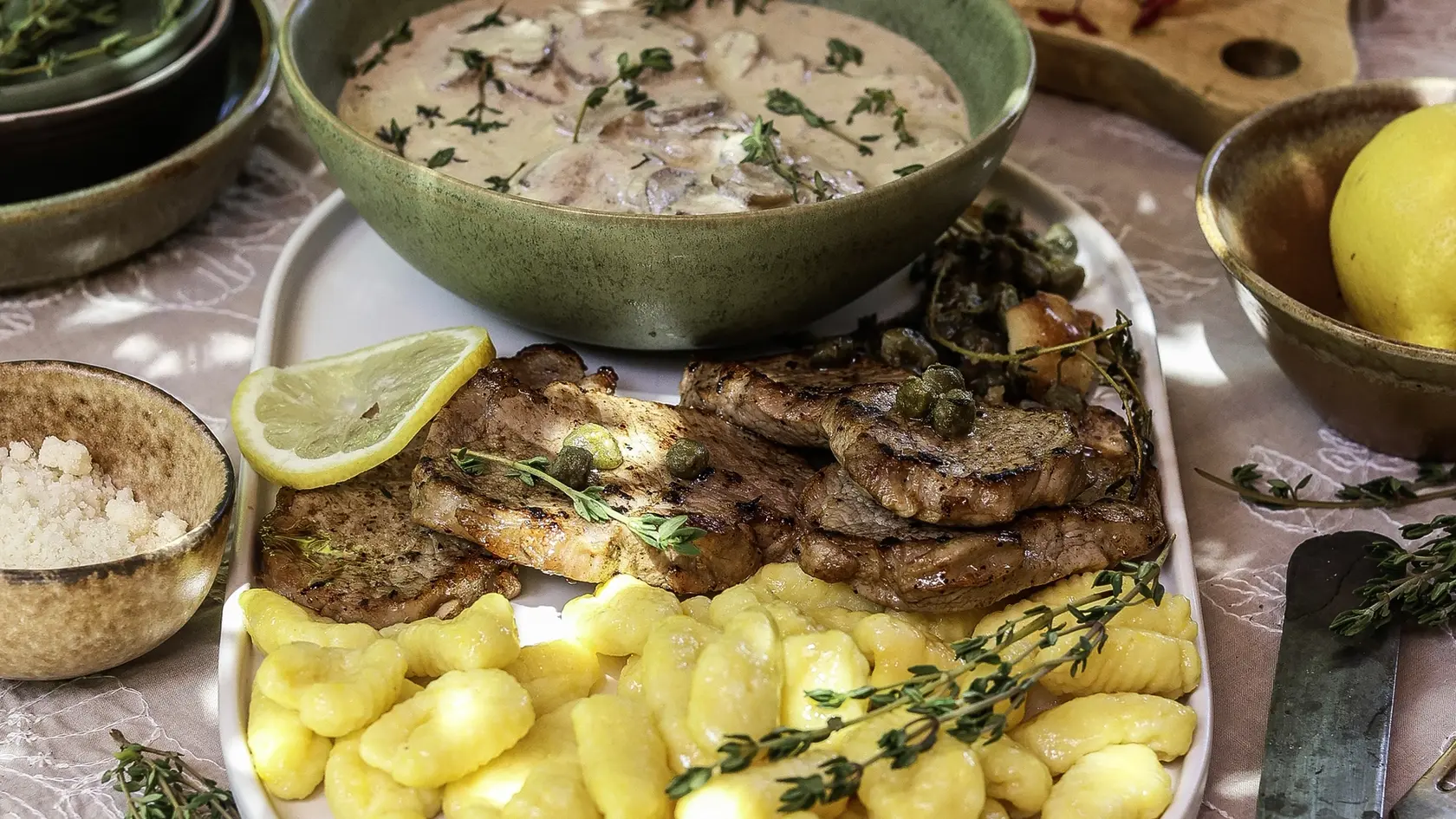 Gnocchi s hubovou omáčkou a teľacím karé.