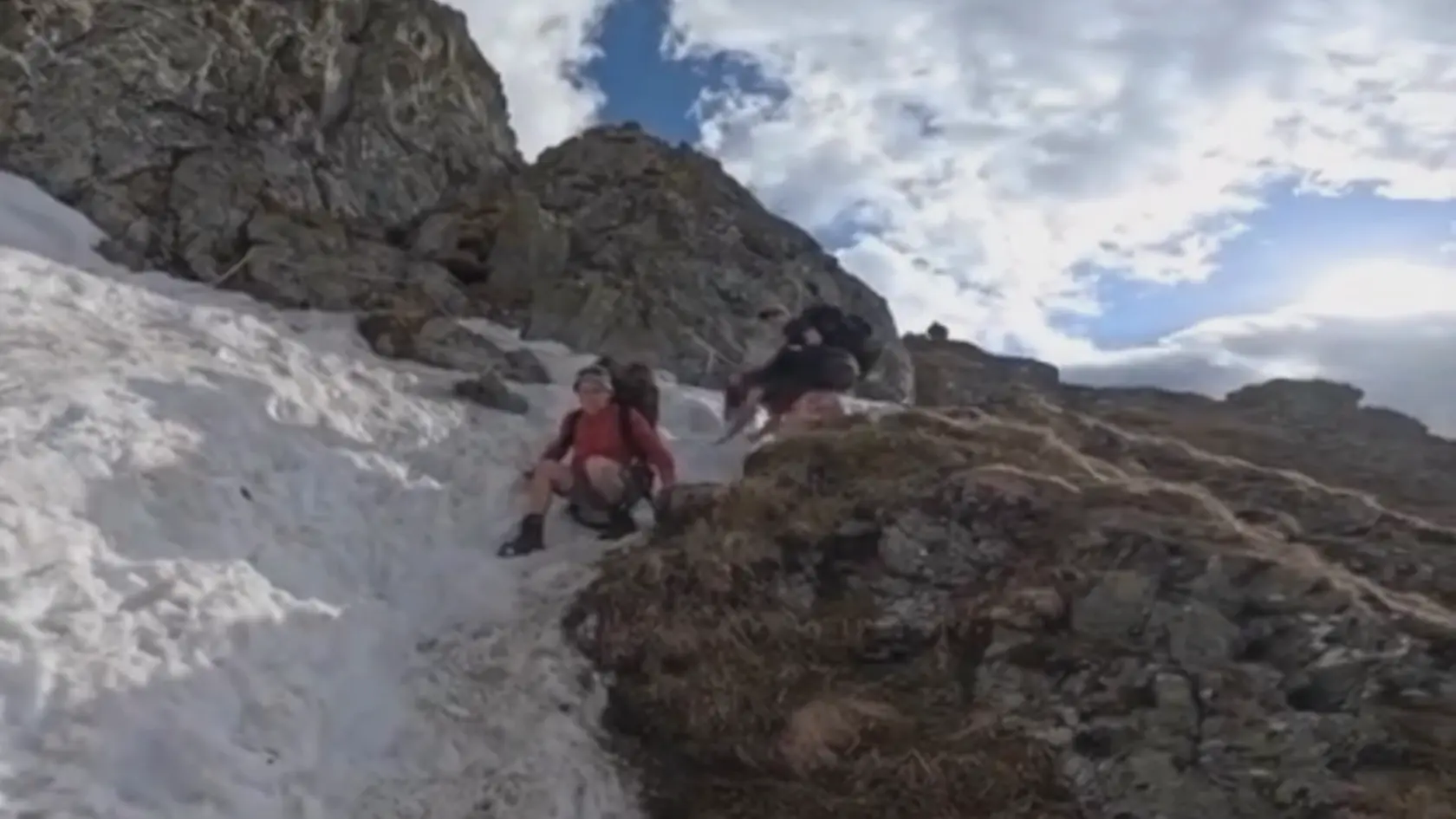 Turista z Čiech vzal na vrch v Tatrách deti v teniskách, ohrozil tým svoj život aj životy detí.