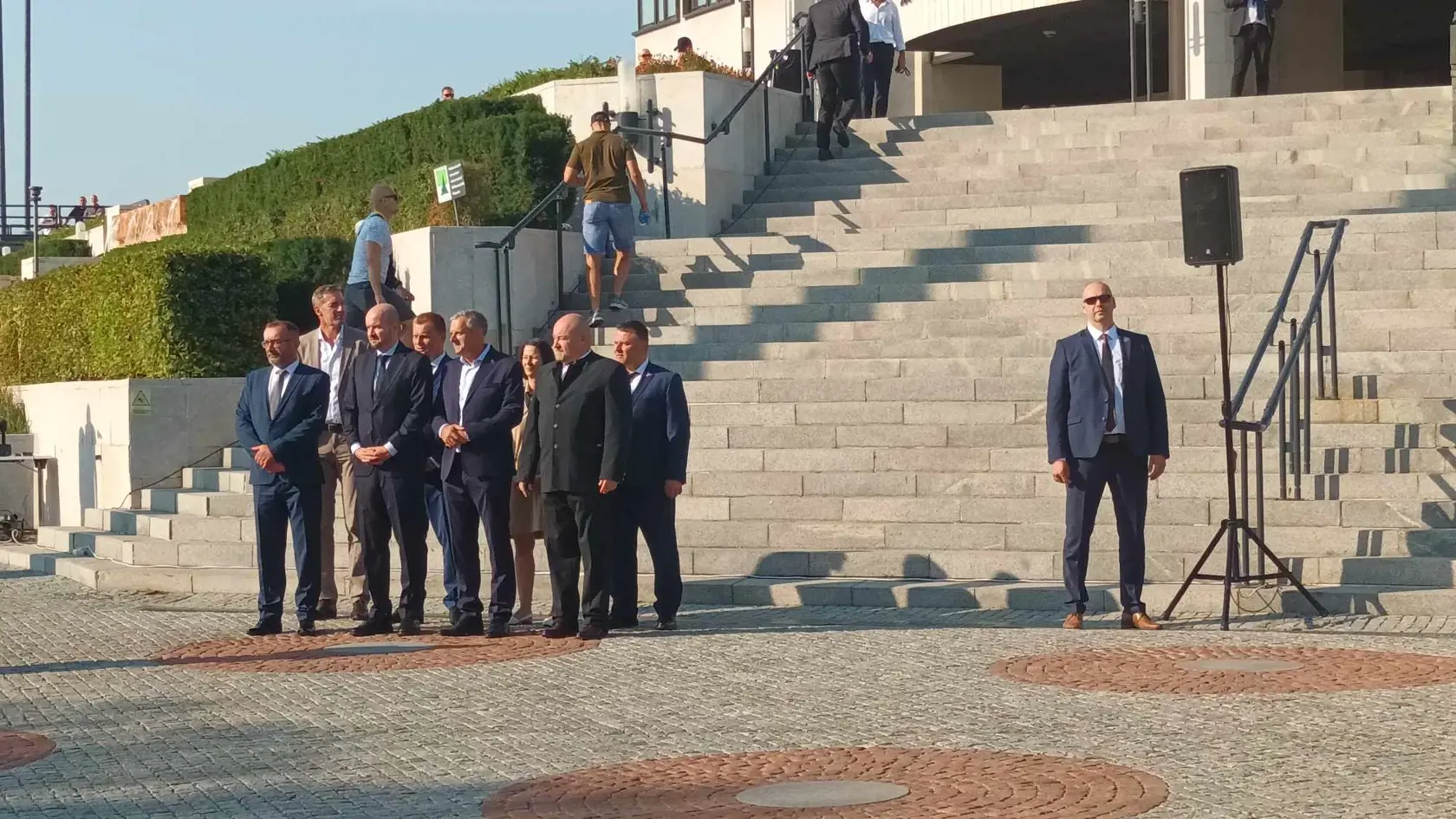 Pred bránami parlamentu už čakajú politici.