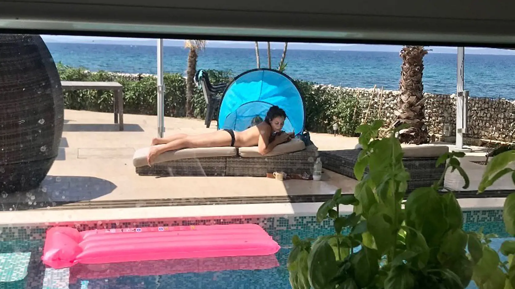 Kristína Greppelová si takto užíva slnko.