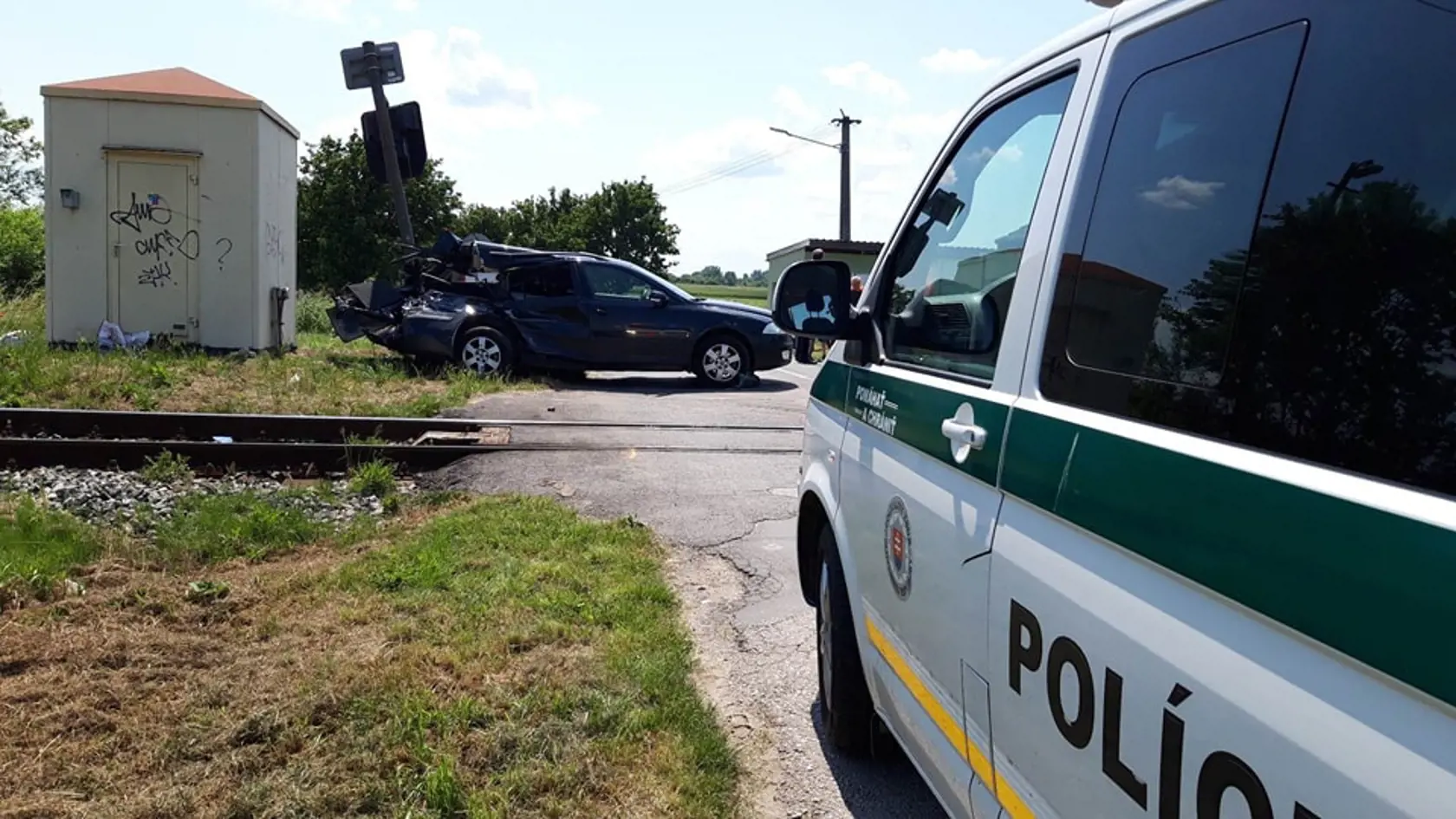 30-ročný vodička vošla autom na priecestie bez závor práve v čase keď prichádzal vlak. Na zadnom sedadle viezla 10-ročné dieťa.