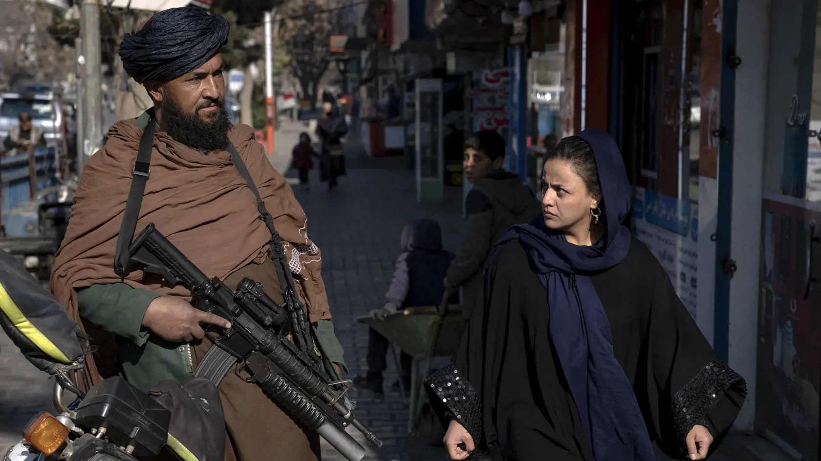 Bývalý afganský prezident Hámid Karzaj v nedeľu opätovne vyzval vládu radikálneho hnutia Taliban, aby umožnilo afganským dievčatám navštevovať školy a univerzity. Urobil tak v čase, keď sa v Afganistane blíži začiatok nového školského roka, informuje TASR podľa agentúry DPA.