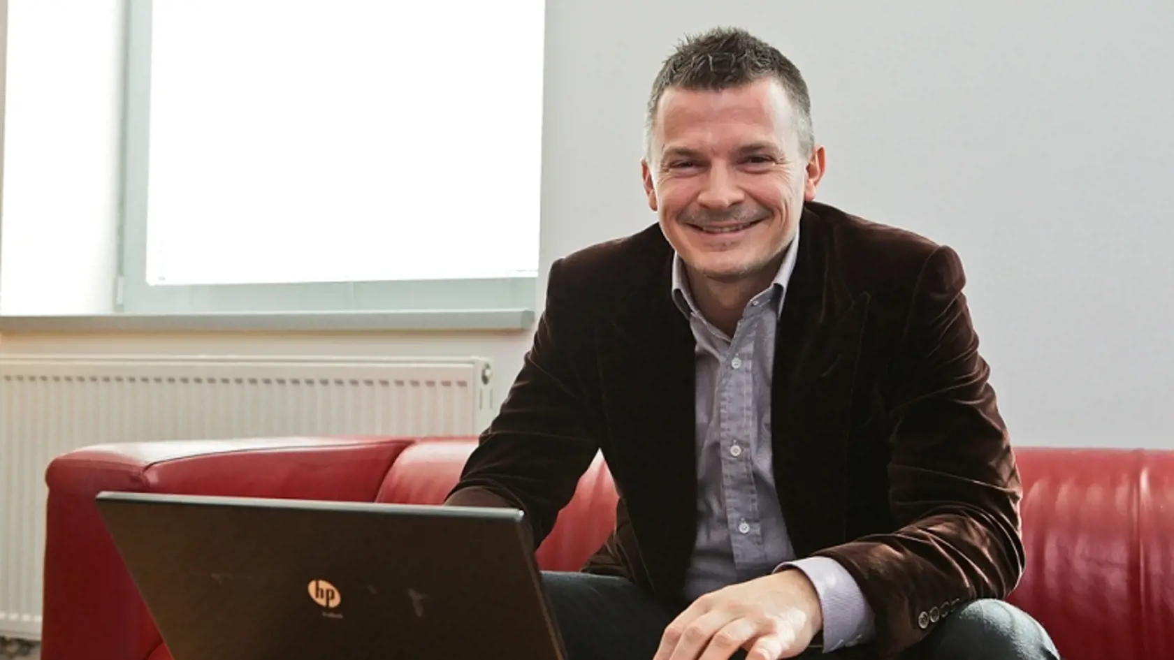 Ján Počiatek v redakcii Pluska.sk pri ONLINE rozhovore s čitateľmi.
