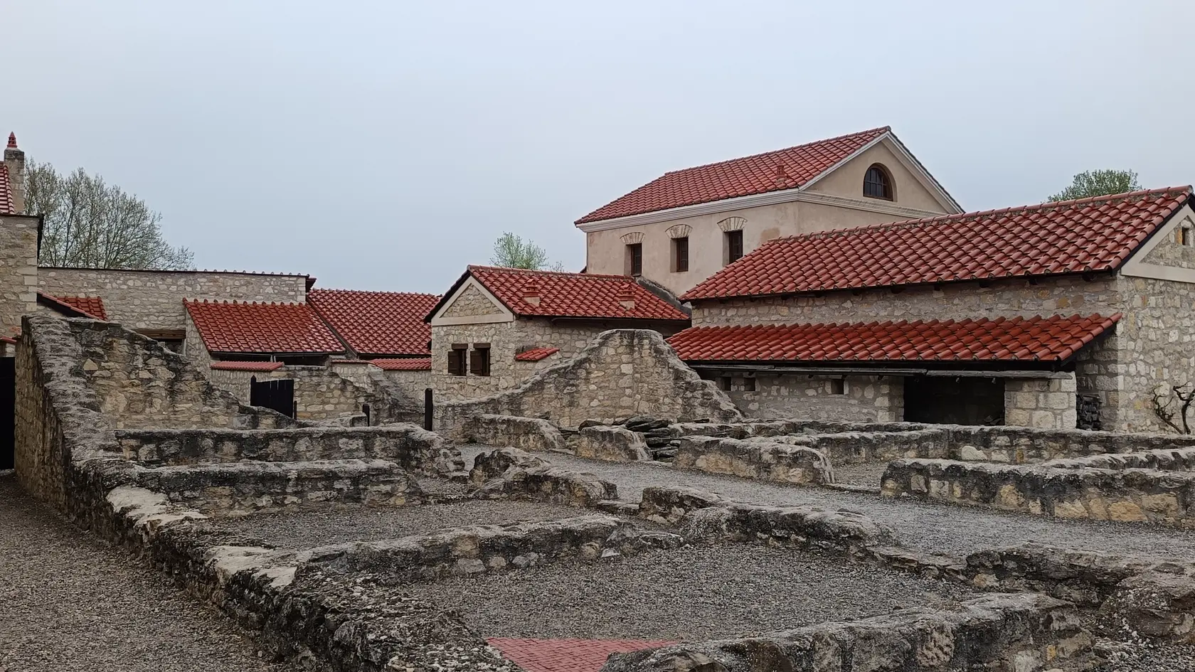 Carnuntum, jedno z najvýznamnejších archeologických nálezísk v Rakúsku. Môžete tu vstúpiť do rímskej kuchyne, ľahnúť si na lôžko v spálni alebo si pozrieť, ako fungovalo podlahové kúrenie. 