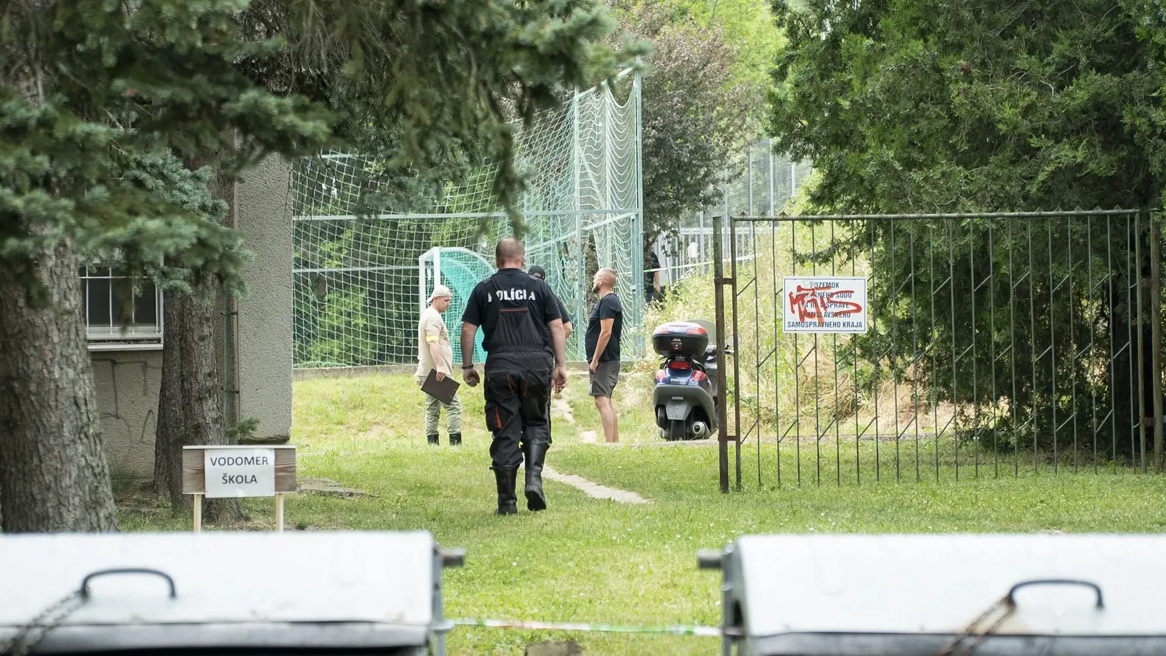 Podľa našich informácií má ísť údajne o študenta školy. Ku škole sa mal dostaviť na skútri, ktorý potom zaparkoval neďaleko budovy.