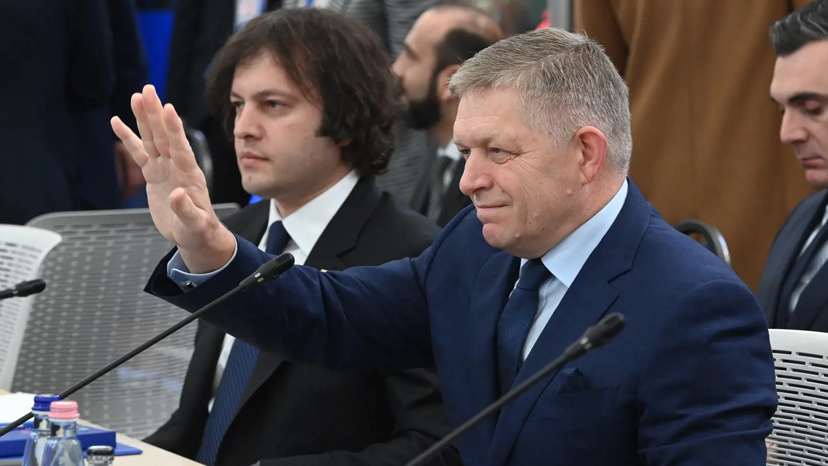 AG33 Budapešť - Na snímke vpravo slovenský premiér Robert Fico a jeho gruzínsky náprotivok Irakli Kobachidze počas plenárneho zasadnutia 5. summitu Európskeho politického spoločenstva (EPC) vo štvrtok 7. novembra 2024 v Budapešti. FOTO TASR/DUNA/MTI/Zoltan Mathe