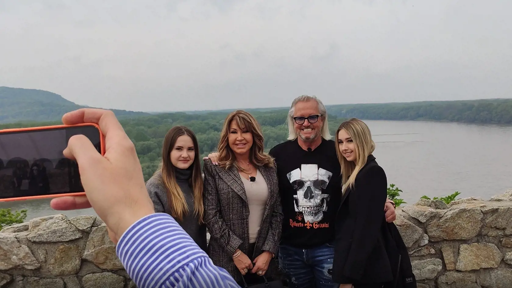 Rodinka Geissenovcov navštívila počas druhého dňa svojej návštevy na Slovensku zrúcaninu hradu Devín v Bratislave. Carmen, Roberta, Shaniu a Davinu sprevádzali predseda BSK Juraj Droba a minister hospodárstva Richard Sulík.