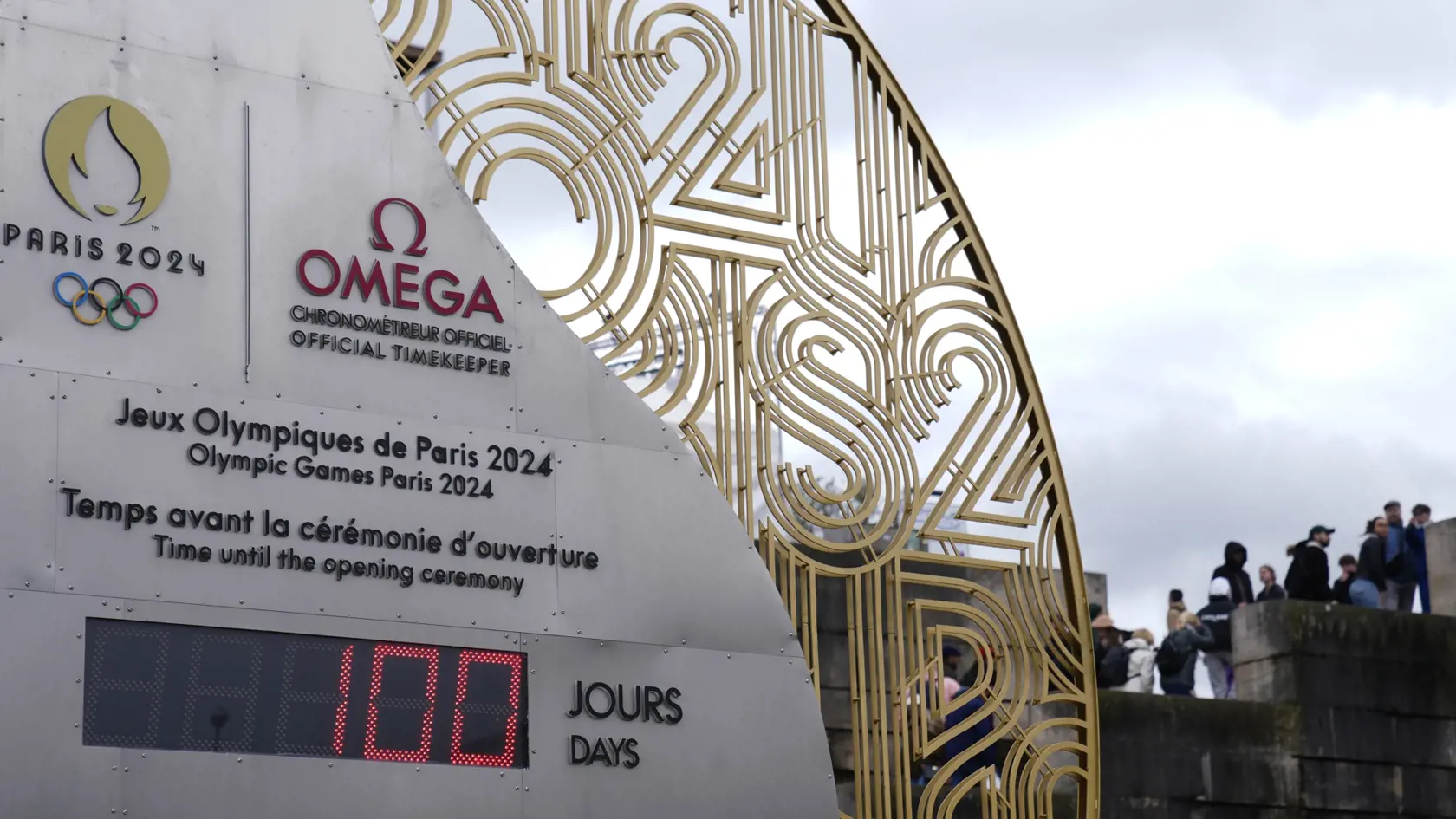 Na snímke hodiny, ktoré odpočítavajú dni do začiatku letných olympijských hier, 17. apríla 2024 v Paríži. Už len sto dní zostáva do slávnostného otvorenia letných olympijských hier v Paríži (26. júl - 11. august 2024).