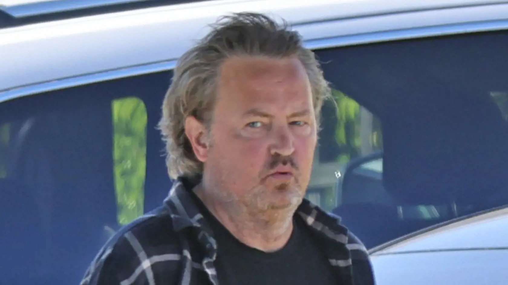 Matthew Perry vyzerá úplne stratený v uliciach Los Angeles.