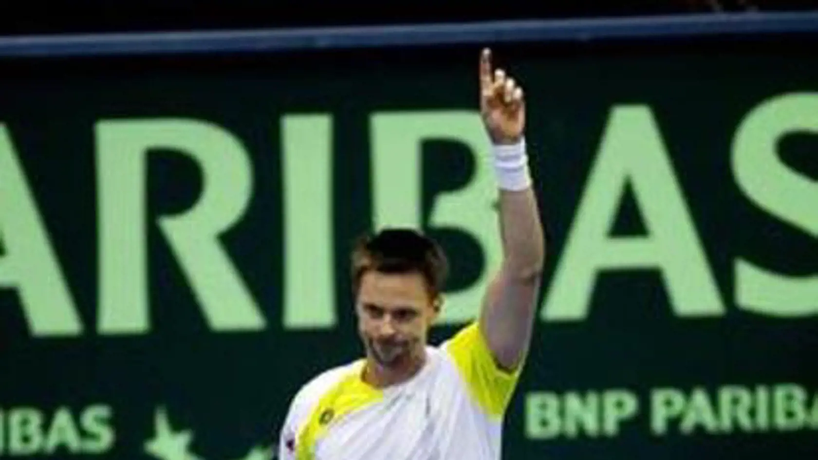 Švédsky tenista Robin Söderling oslavuje víťazstvo nad Rusom Igorom Andrejevom.