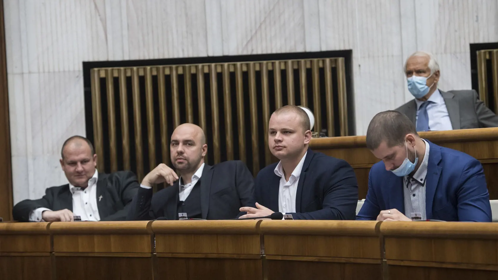Infektológ Peter Sabaka sa rozhodol riešiť právnou cestou verejné osočovanie na sociálnych sieťach a žaluje Milana Uhríka a Milana Mazureka zo strany Republika.