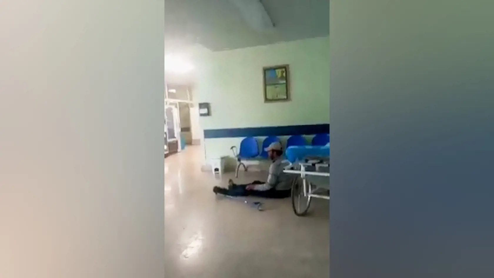 Muž sedel na podlahe vedľa seba mal plastovú tašku a nijako sa nepraval rušivo.
