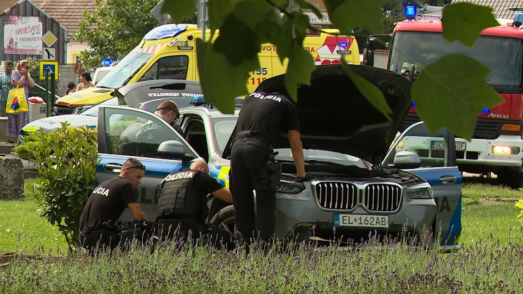 Policajti, ktorí muža naháňali narazili do pamätníka v centre Tomášova.