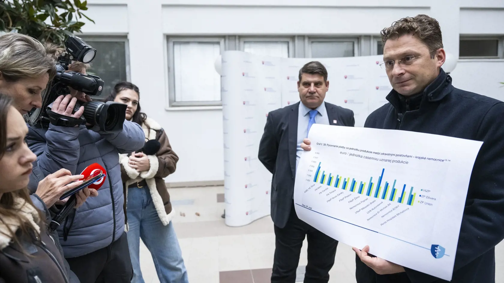 Na snímke vpravo predseda Lekárskeho odborového združenia (LOZ) Peter Visolajský a za ním podpredseda LOZ UNB Kramáre Zoltán Jány počas tlačového brífingu pred rokovaním s ministrom zdravotníctva SR Kamilom Šaškom 12. novembra 2024 v Bratislave. FOTO TASR - Jakub Kotian