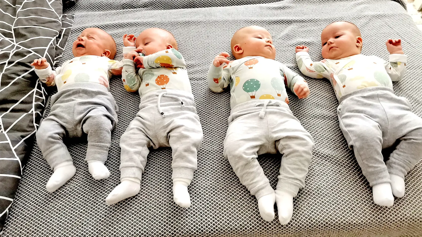 Na archívnom zábere polročné štvorčatá Križalkovičovcov. Dnes oslávili už rôčik. Mama štyroch detí z Budimíra sa skontaktovala s ich matkou Veronikou.