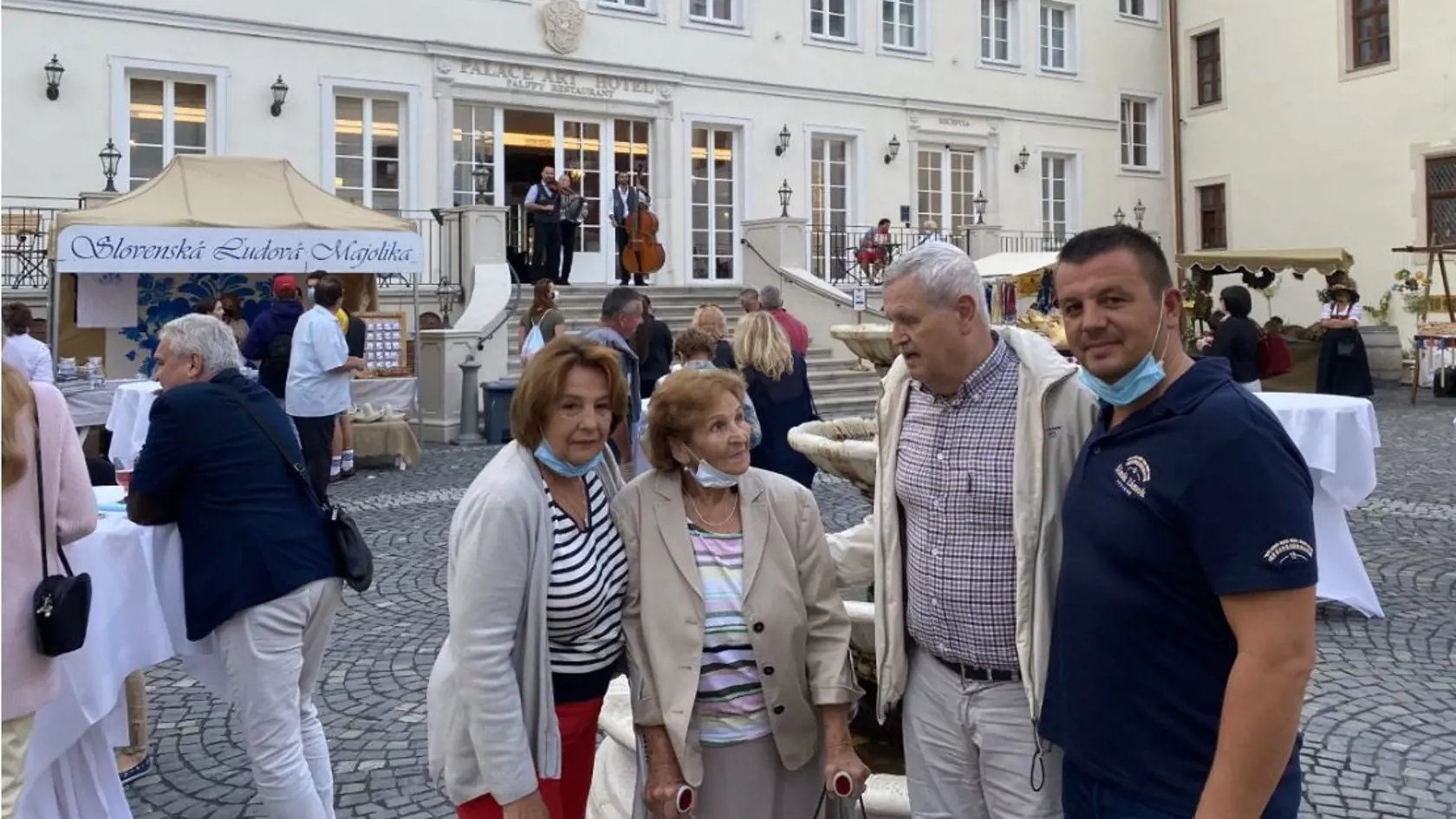 Zámocké trhy v Pezinku s manželkou Jankou jej mamou a so synom Štefanom.