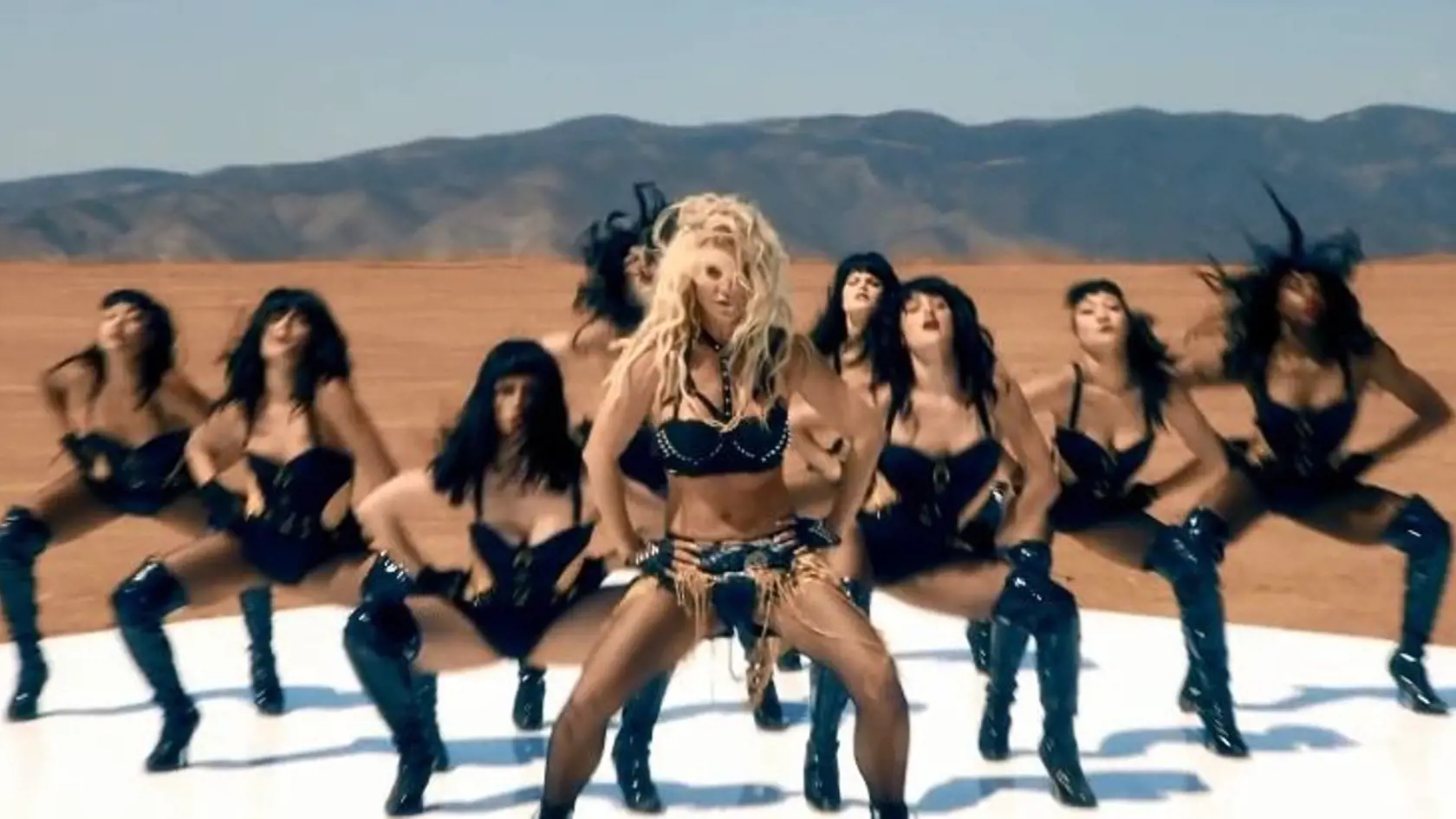Britney a jej tanečnice vo videoklipe Work Bitch.