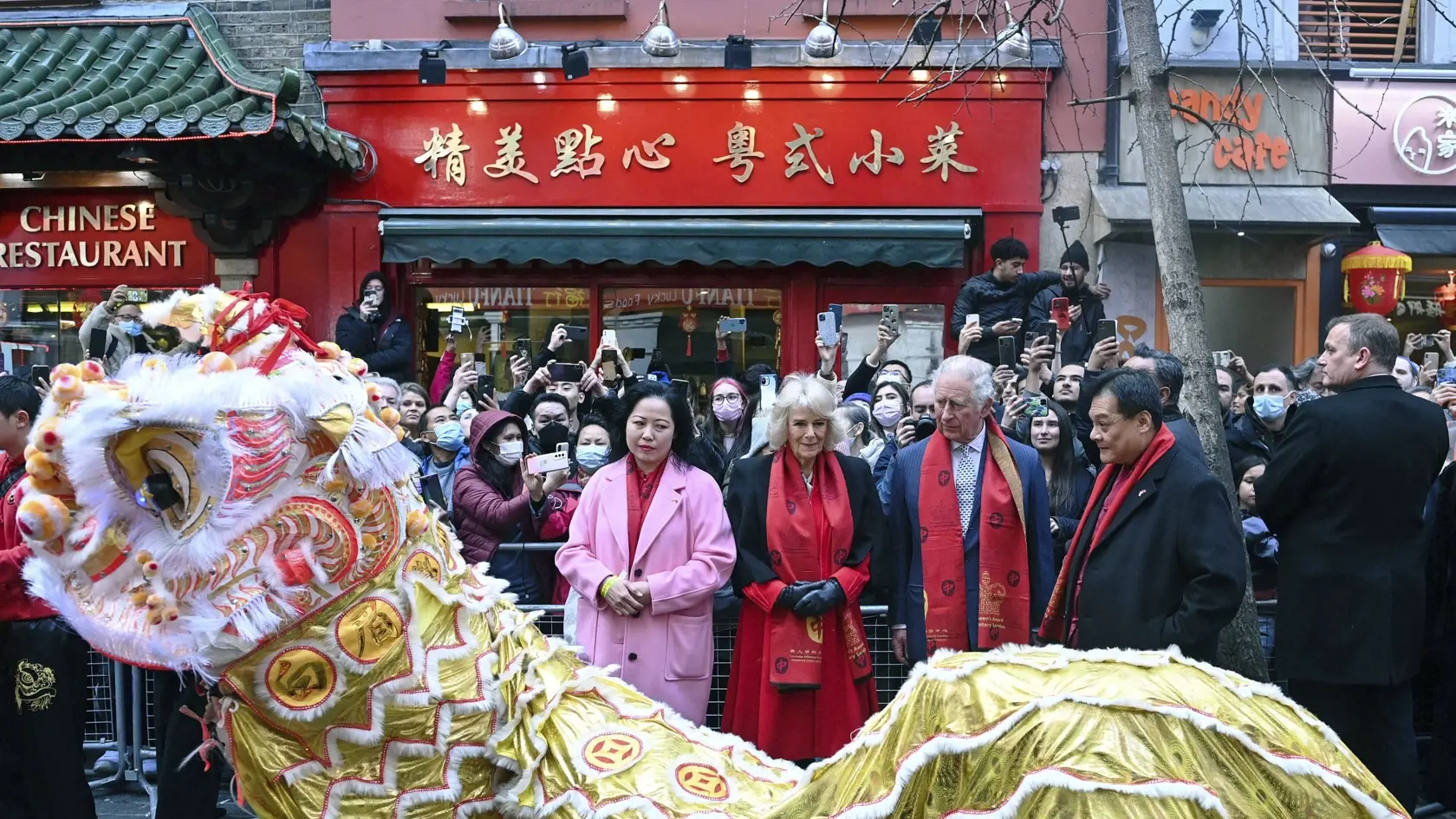 JB 25 Londýn - Britský princ Charles (uprostred vpravo) a jeho manželka Camilla (uprostred), vojvodkyňa z Cornwallu sledujú procesiu počas ich návštevy čínskej štvrte Chinatown pri príležitosti osláv Lunárneho Nového roka v Londýne 1. februára 2022. FOTO TASR/AP

Britain's Prince Charles, centre right, and Camilla, the Duchess of Cornwall, centre, watch the procession,  during their visit to Chinatown, to celebrate the Lunar New Year, in London, Tuesday, Feb. 1, 2022. ( Justin Tallis/Pool Photo 