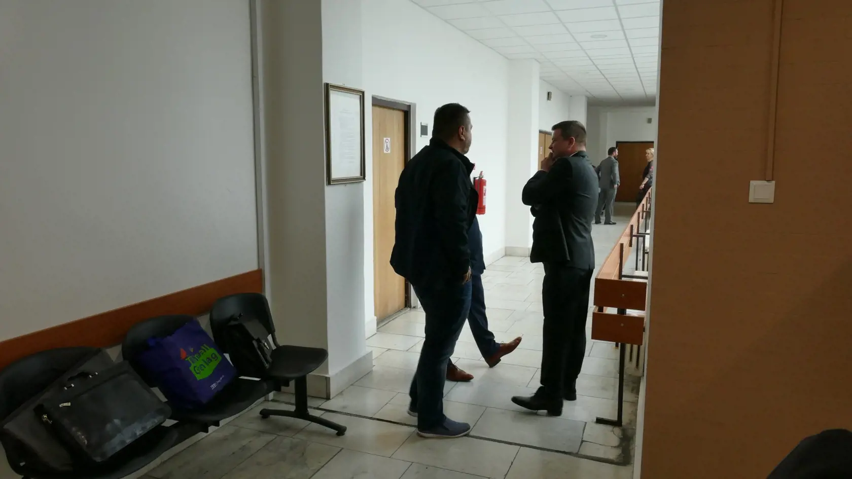 Sátorovci: V zelenom tričku sedí obžalovaný František ZakálObžalovaní obhajcovia Oskar Ch. a Viktor K.