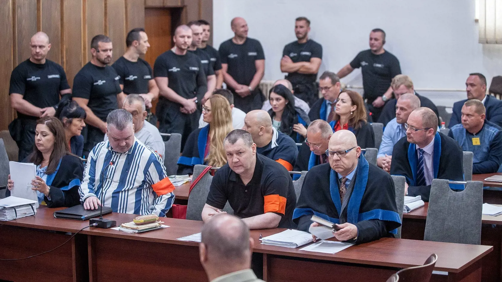 V Ústave výkonu väzby v Banskej Bystrici sa začalo hlavné pojednávanie Špecializovaného trestného súdu so skupinou Zsolta N. a spol., tzv. Sátorovcov. Zsolt N. na snímke dole druhý sprava a  František Z. (druhý zľava). V Banskej Bystrici 15. mája 2018. FOTO TASR - Dušan Hein