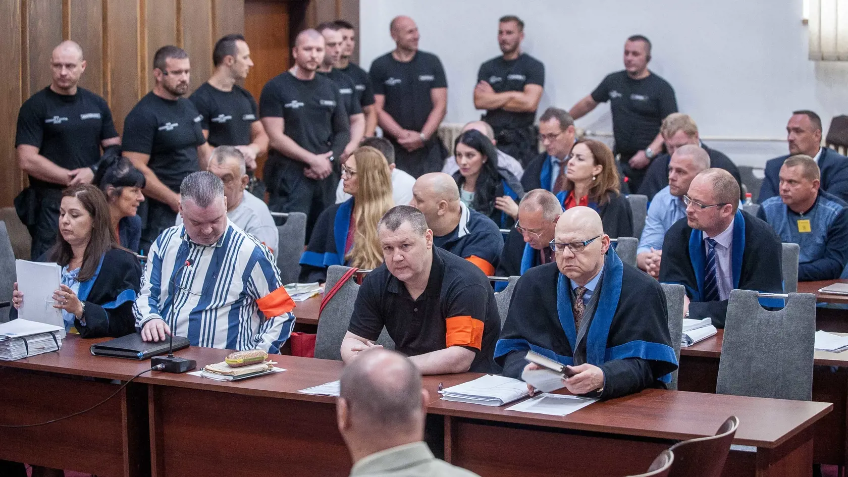 V Ústave výkonu väzby v Banskej Bystrici sa začalo hlavné pojednávanie Špecializovaného trestného súdu so skupinou Zsolta N. a spol., tzv. Sátorovcov. Zsolt N. na snímke dole druhý sprava a  František Z. (druhý zľava). V Banskej Bystrici 15. mája 2018. FOTO TASR - Dušan Hein