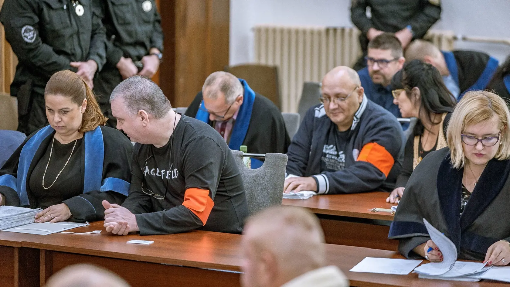 Obžalovaní s advokátmi pred začiatkom pojednávania Špecializovaného trestného súdu (ŠTS) v Banskej Bystrici v kauze zločineckého gangu sátorovci, obžalovaného z viacerých vrážd. Banská Bystrica, 10. januára 2019. FOTO TASR - Dušan Hein