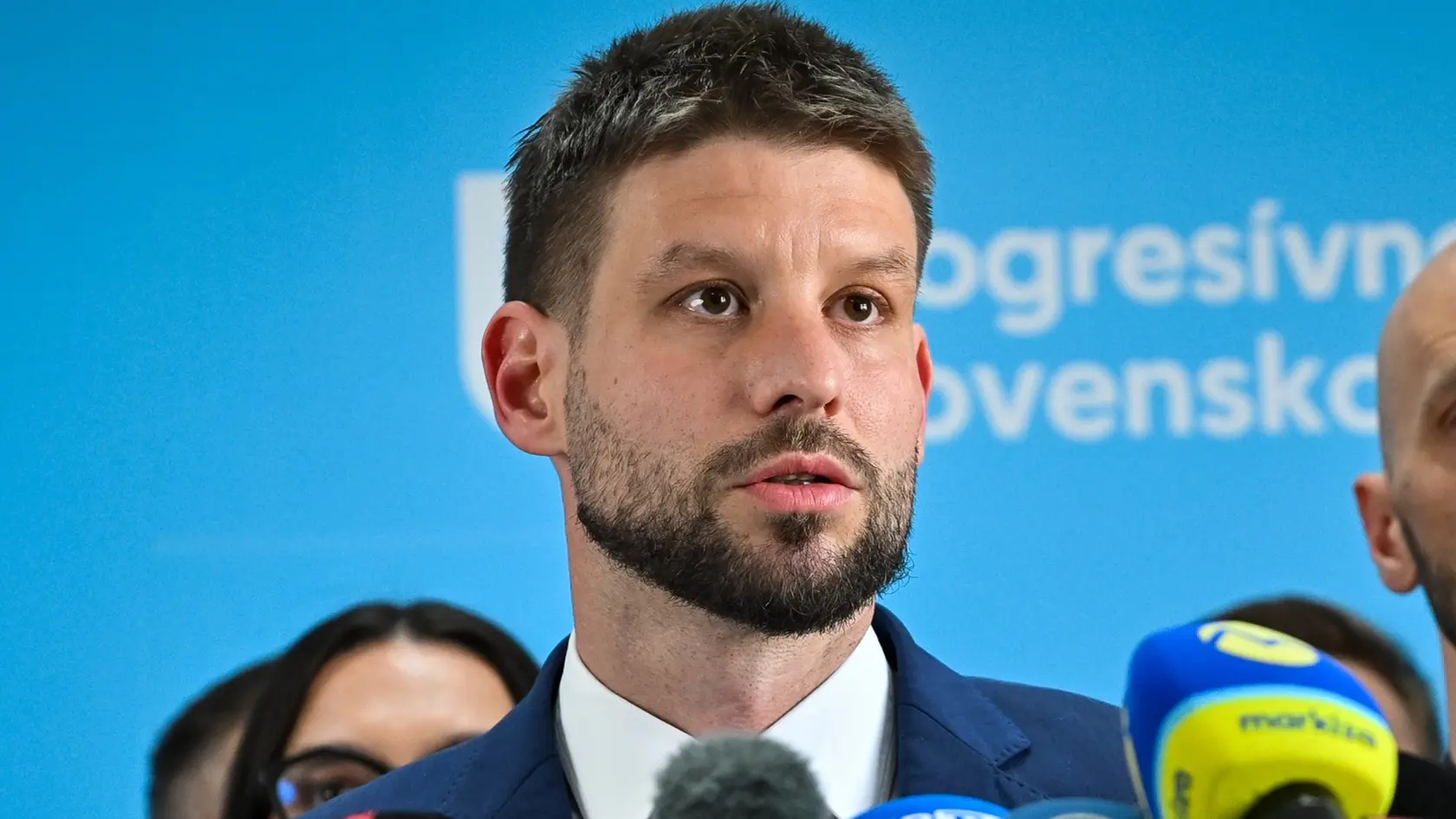 Na snímke uprostred predseda Progresívneho Slovenska (PS) Michal Šimečka počas tlačovej konferencie 