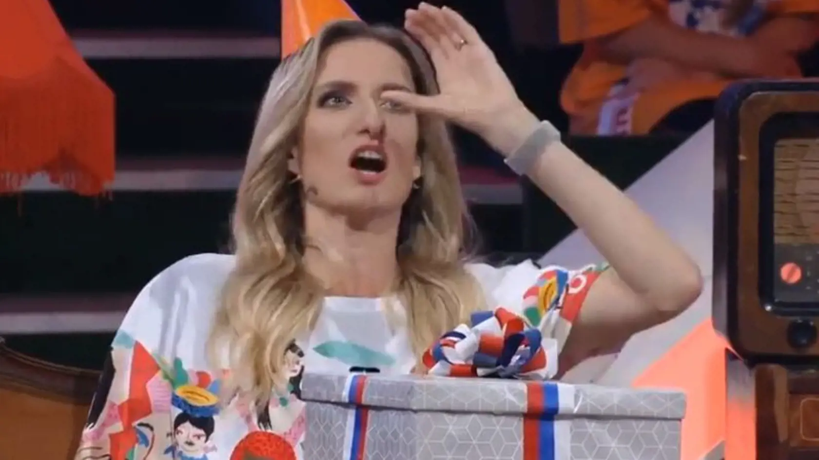 Adela napodobňuje, že pije slivovicu.