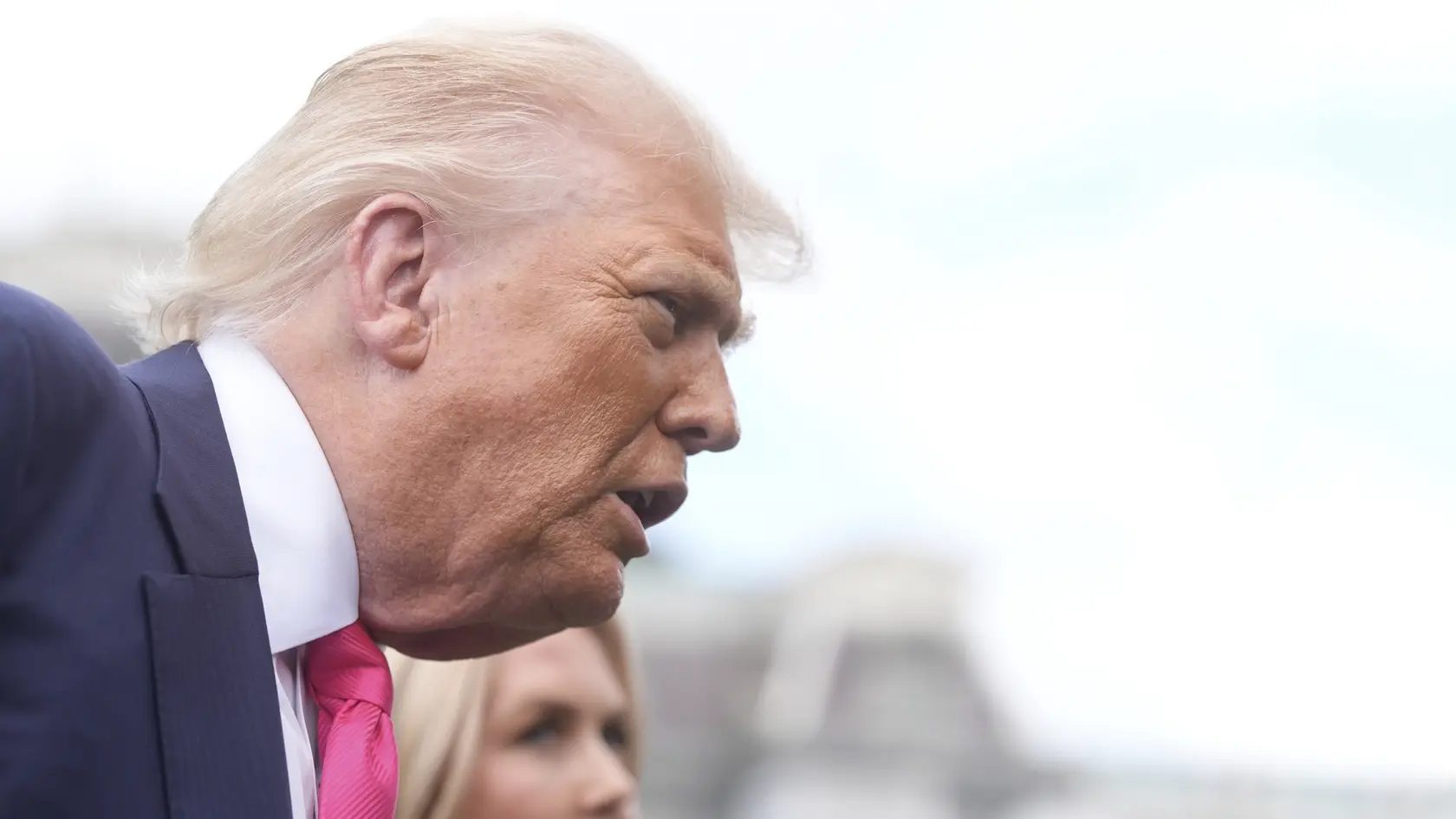 Americký prezident Donald Trump, ktorý odchádza z Bieleho domu, odpovedá na otázky novinárov vo Washingtone v utorok 15. júla 2025.