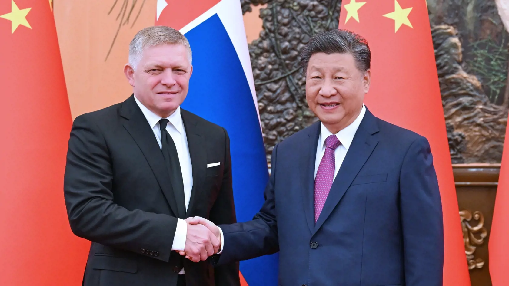 AZ23 - Na snímke slovenský premiér Robert Fico (vľavo) a čínsky prezident Si Ťin-pching si podávajú ruky počas stretnutia v Pekingu 1. novembra 2024. Slováci budú môcť cestovať do Číny na obdobie do 15 dní bez víz. Slovensko je zasa pripravené zaviesť priame letecké spojenie medzi Bratislavou a Pekingom. Uviedol to v piatok slovenský premiér Robert Fico (Smer-SD), ktorý je spolu s ministrami a podnikateľmi na oficiálnej návšteve Číny. FOTO TASR/XINHUA




(241101) -- BEIJING, Nov. 1, 2024 (Xinhua) -- Chinese President Xi Jinping meets with Slovak Prime Minister Robert Fico, who is on an official visit to China, at the Great Hall of the People in Beijing, capital of China, Nov. 1, 2024. (Xinhua/Rao Aimin)