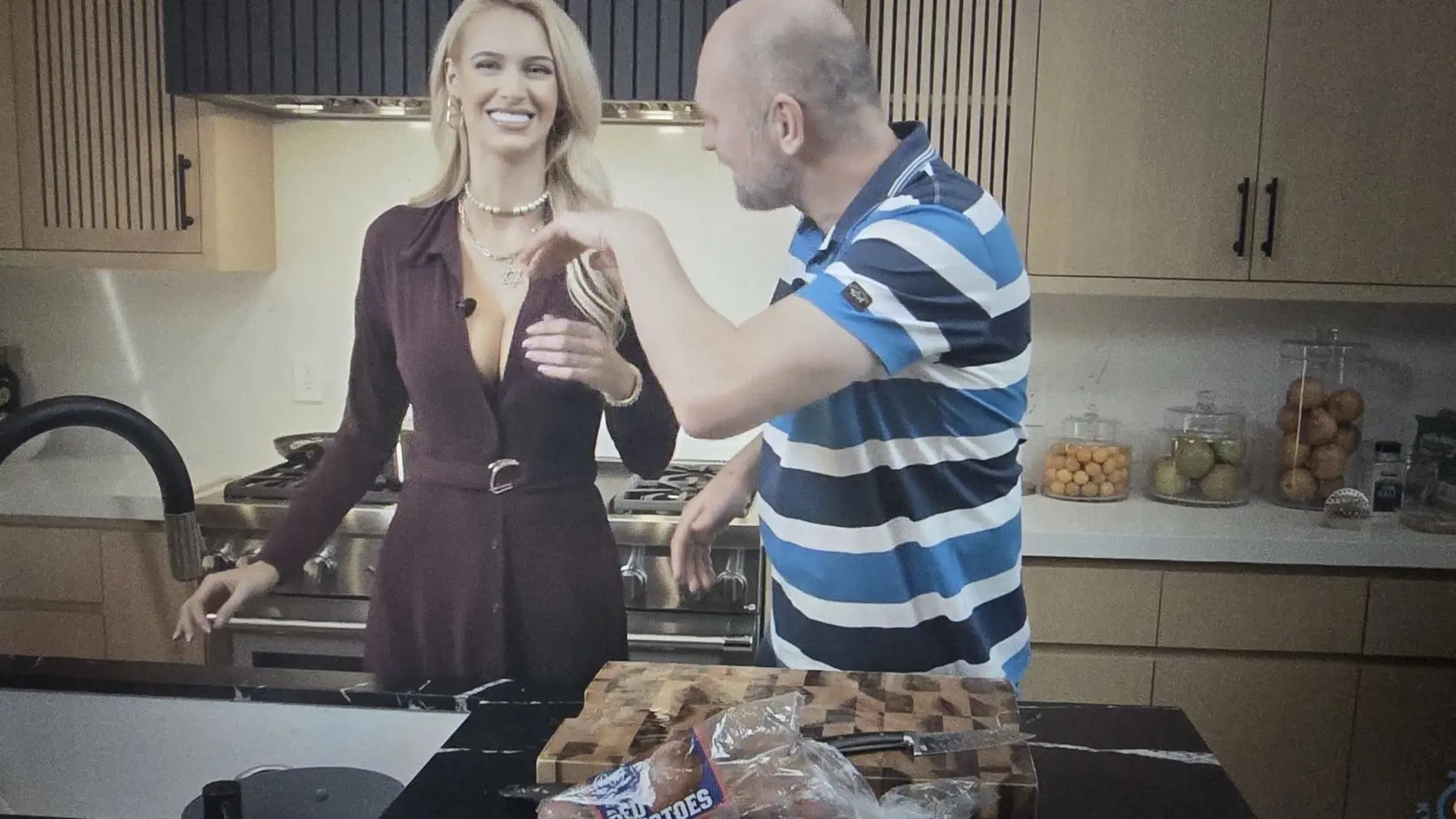 Neskôr sa Sulík opýtal: "To sú že tvoje, či "kupecké"?" Na to Veronika odvetila: "Moje. Narástli mi, to mám z piva, prisahám. Keď som mala štrnásť, pätnásť rokov. Čítala som to v Brave, cez leto som pila pivo, tam písalo, že chmeľ podporuje mliečne žľazy. V prváku som bola úplne plochá a do druhého ročníka som prišla "nabombená".