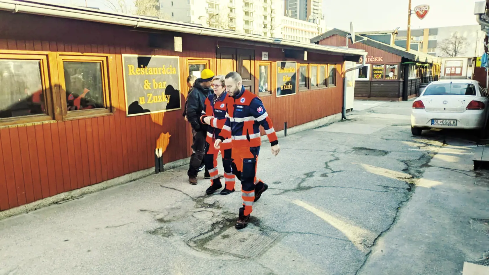 Koniec. Telo Jána Cupera odviezla z viechy pohrebná dodávka. Záchranári (na snímke) boli, žiaľ, pri záchrane jeho života neúspešní.