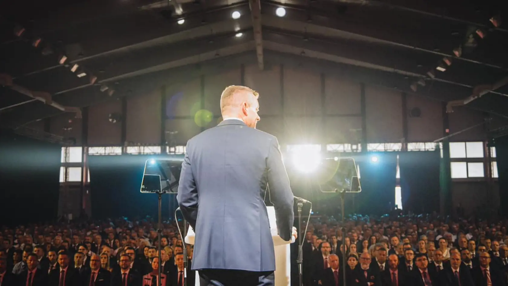 "Pohľad na túto sálu mi hovorí veľmi jasne: založiť HLAS - sociálna demokracia bolo to najlepšie politické rozhodnutie v mojom živote! ❤️ Spoločne budujeme stranu, ktorá bude dlhodobou nádejou pre Slovensko. Sociálnu demokraciu, ktorá dokáže nielen pekne hovoriť, ale naozaj uskutočňovať svoj volebný program," napísal Pellegrini zo snemu v Púchove. 
_