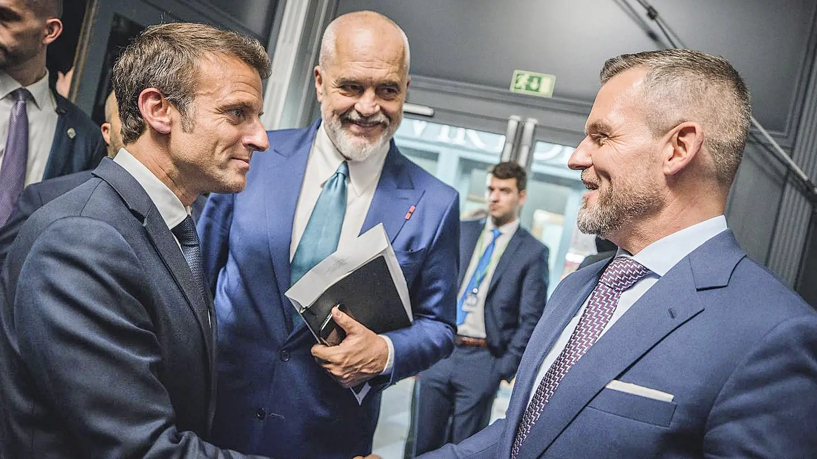 Pochválil sa. Peter Pellegrini zverejnil na sociálnej sieti fotografiu s Macronom a albán- skym premiérom Edim Ramom.