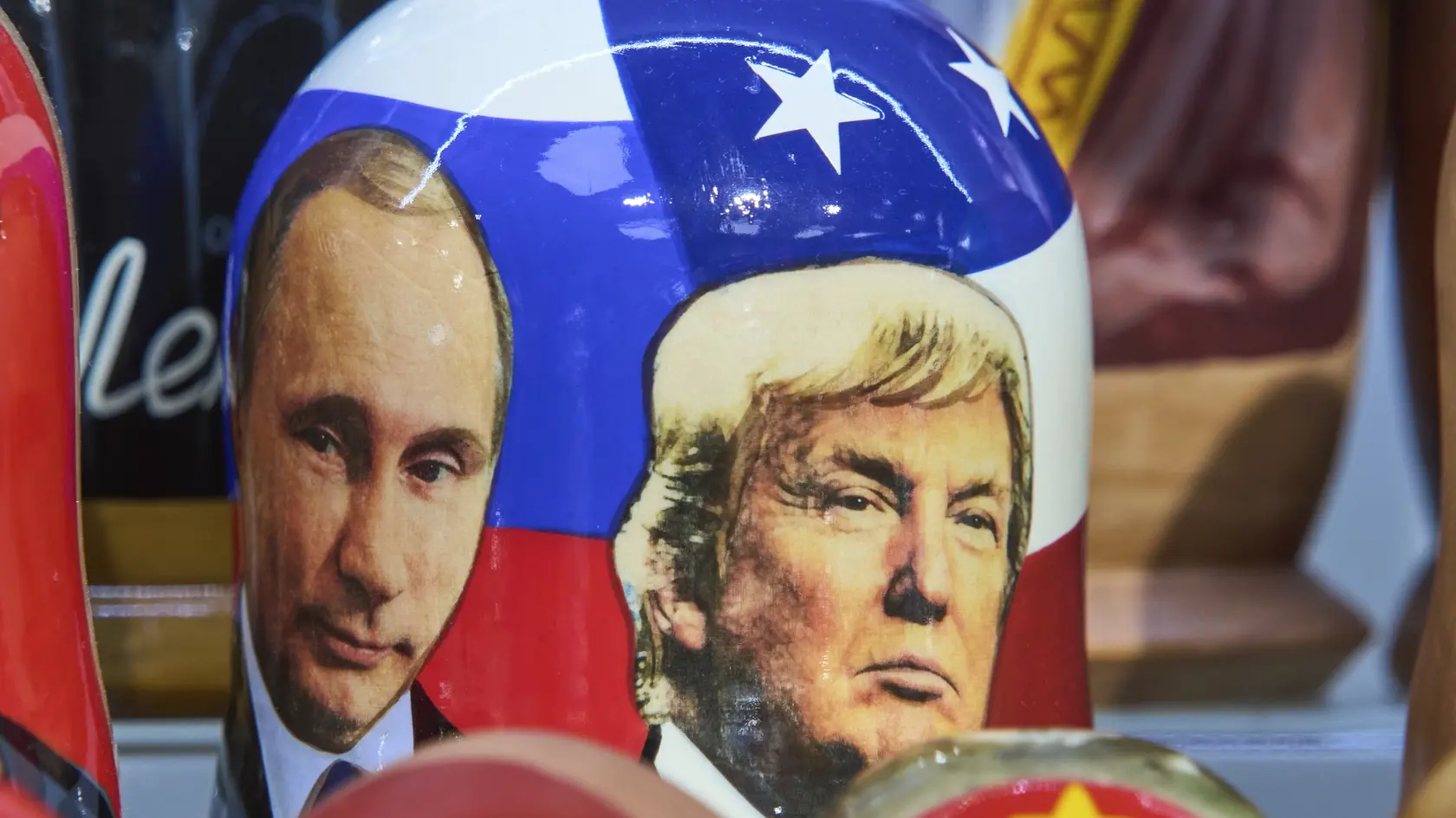 Matriošky s podobizňou amerického prezidenta Donalda Trumpa a ruského prezidenta Vladimira Putina ponúkajú na predaj v predajni suvenírov v Petrohrade 12. augusta 2025. Americký prezident Donald Trump sa v piatok 15. augusta na Aljaške stretne s ruským prezidentom Vladimirom Putinom. Rokovať budú o ukončení vojny na Ukrajine.