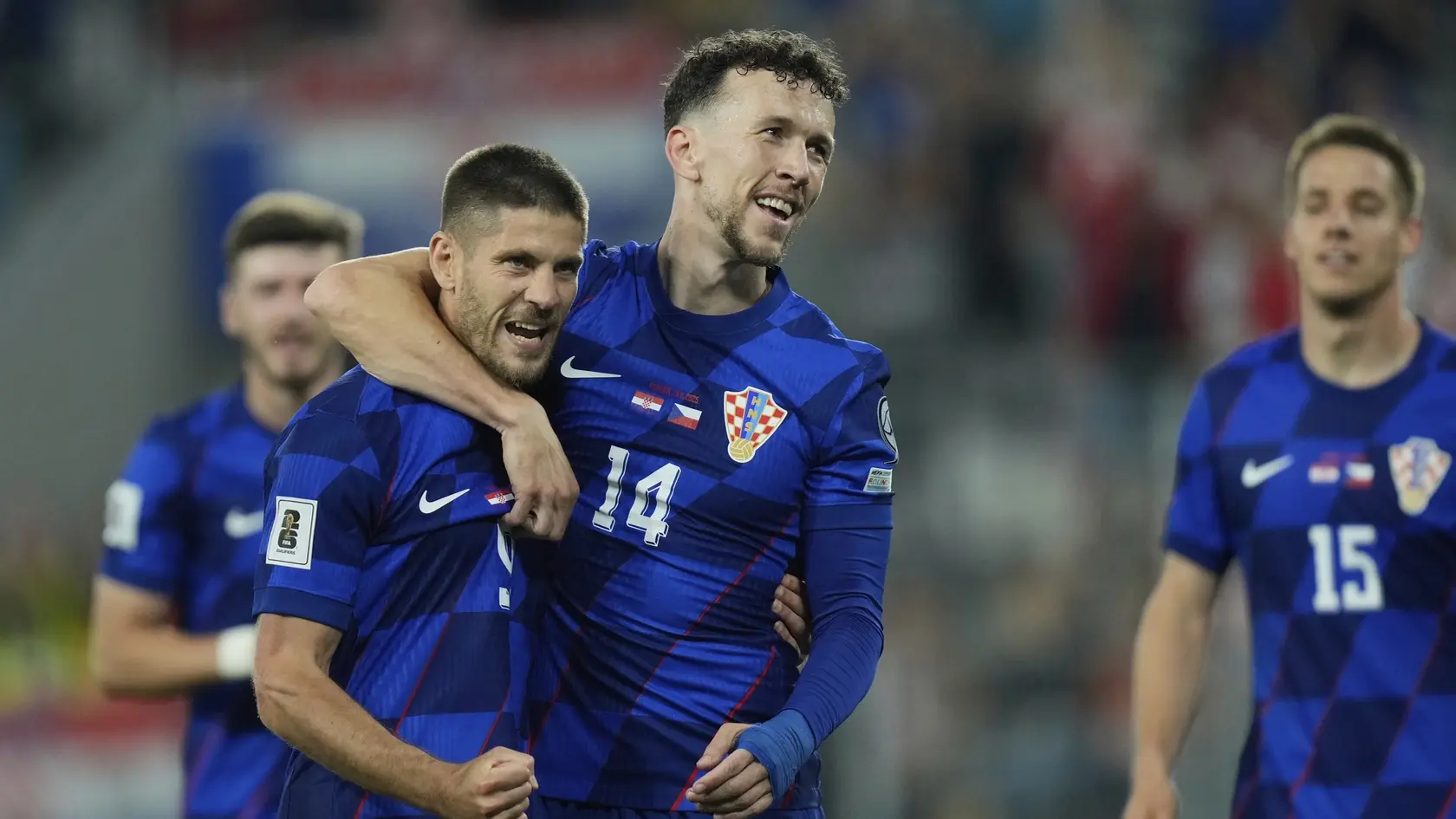 Chorvátski futbalisti Ivan Perišič (uprostred) a Andrej Kramarič sa tešia z gólu počas zápasu L-skupiny európskej kvalifikácie MS 2026 Chorvátsko - Česko.