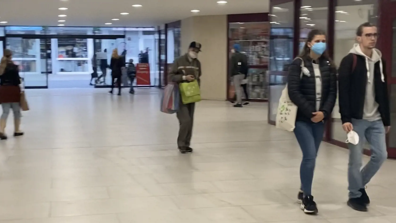 Vestibul železničnej stanice v Prešove. Dodržiavanie nariadenia o povinnom prekrytí horných dýchacích ciest nikto nekontroluje. A tak to aj vyzerá, niektorí ľudia ho nedodržiavajú.