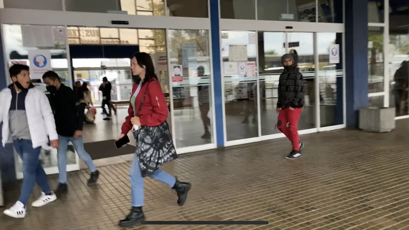 Vstup do vestibule autobusovej stanice od nástupíšť.