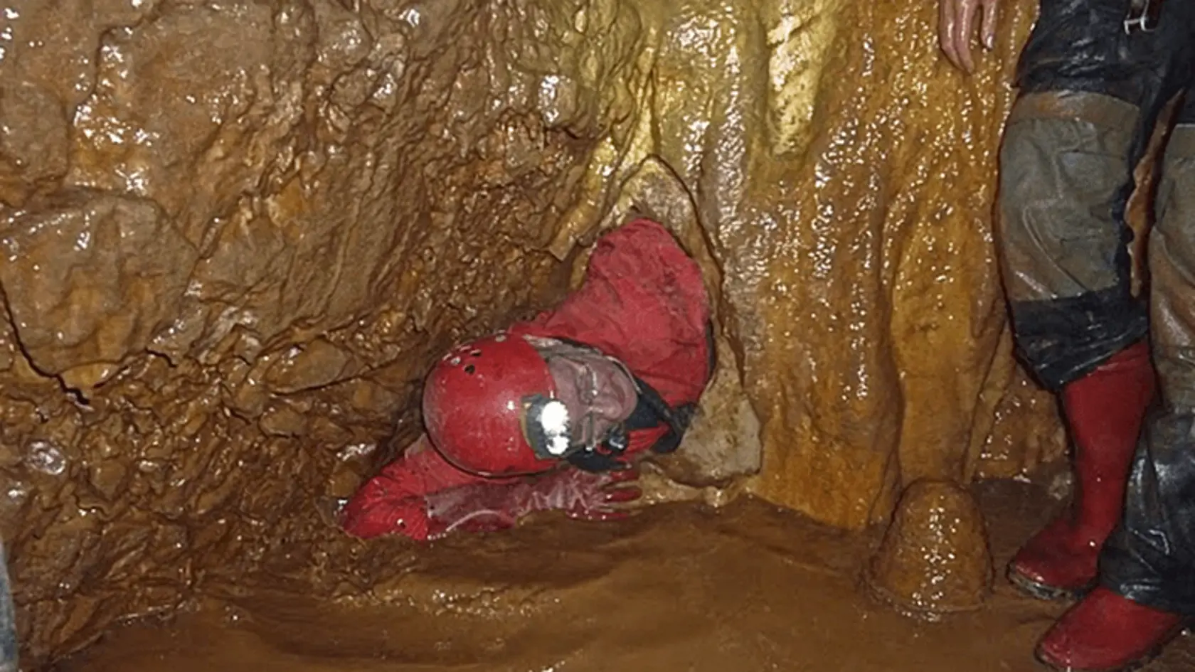 Desivý prípad úmrtia v jaskyni sa stal v roku 2009. V americkom Utahu sa nachádza jaskyna Nutty Putty, ktorá má veľkú časť neprebádanú, s extrémne úzkymi chodbami, kde sa nevojde takmer nič.