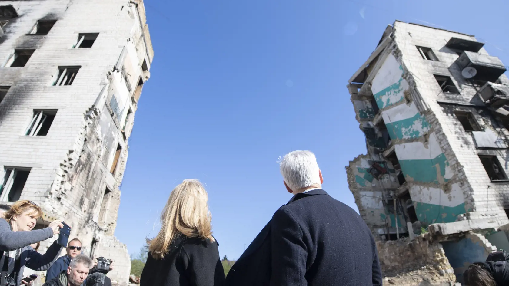 Prezidentka Zuzana Čaputová spolu s českým prezidentom Petrom Pavlom pricestovali na návštevu Ukrajiny v piatok ráno 28. apríla 2023. Prezerajú si mesto Boroďanka v Kyjevskej oblasti, ktoré ťažko zasiahla ruská vojenská agresia v krajine v piatok 28. apríla 2023.