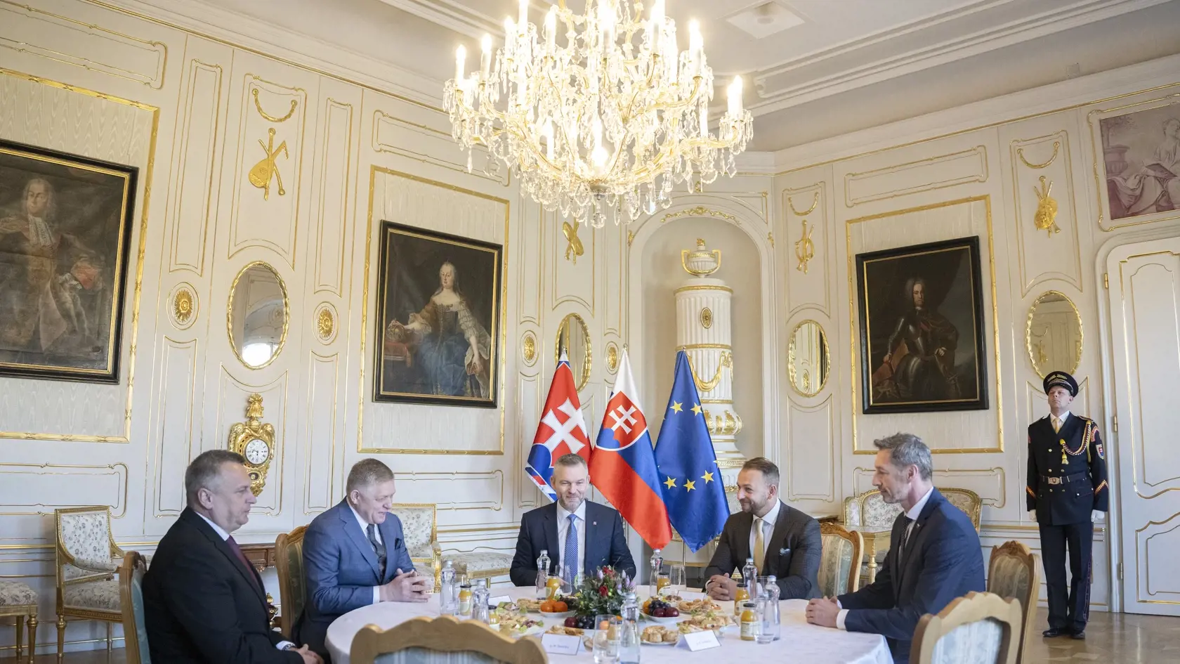 Na snímke prezident SR Peter Pellegrini (uprostred), predseda strany Smer-SD a premiér SR Robert Fico (druhý zľava), predseda Slovenskej národnej strany (SNS) a podpredseda Národnej rady (NR) SR Andrej Danko (vľavo), predseda strany Hlas-SD a minister vnútra SR Matúš Šutaj Eštok (druhý sprava) a predseda KDH Milan Majerský (vpravo) počas stretnutia politických strán za okrúhlym stolom k zahraničnopolitickej orientácii Slovenska v Prezidentskom paláci v Bratislave v utorok 4. februára 2025. FOTO TASR - Martin Baumann