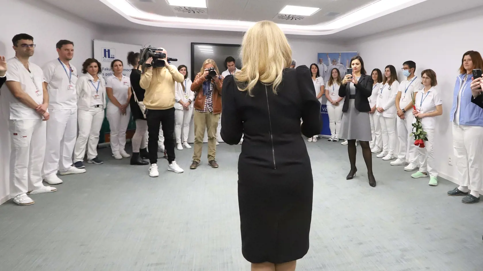 Prezidentka SR Zuzana Čaputová navštívila dnes (13. októbra 2022) Banskú Bystricu, kde sa zaujímala najmä o aktuálnu situáciu v zdravotníctve. V Rooseveltovej nemocnici sa stretla s jej vedením a lekármi, ktorí podali výpovede. Na snímke v popredí uprostred prezidentka SR Zuzana Čaputová počas stretnutia s lekármi nemocnice v Rooseveltovej nemocnici v Banskej Bystrici 13. októbra 2022. FOTO TASR - Ján Krošlák

