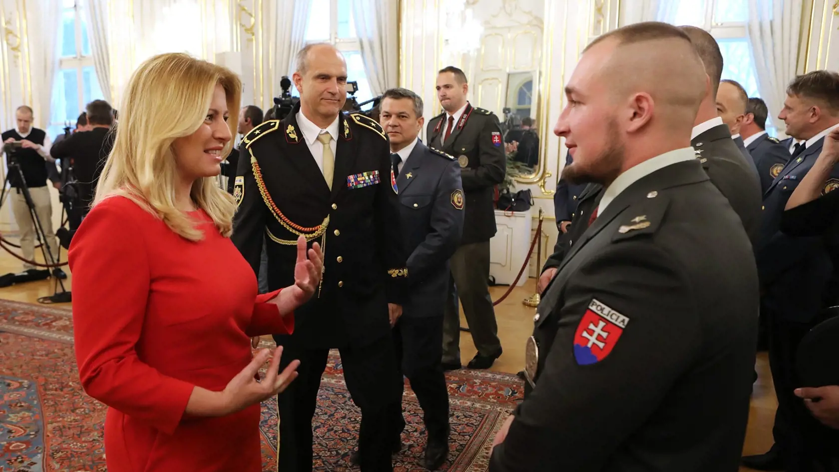 Prezidentka Zuzana Čaputová privítala príslušníkov policajného a hasičského zboru.