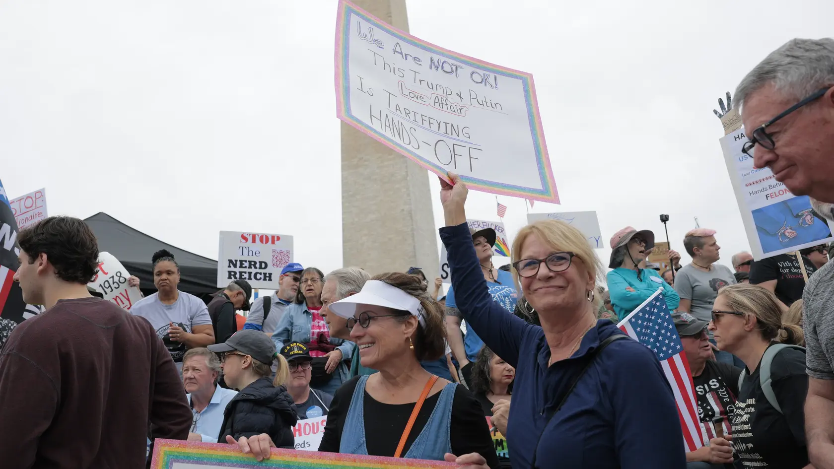  Protestujúci sa zúčastňujú na zhromaždení „Ruky preč“, ktoré je demonštráciou proti americkému prezidentovi Donaldovi Trumpovi na National Mall 5. apríla 2025 vo Washingtone. Protesty proti politike Trumpovej administratívy a Ministerstva pre efektívnosť vlády (DOGE) Elona Muska sa konajú po celej krajine v rámci akcie, ktorú organizátori nazývajú Národný deň akcie.