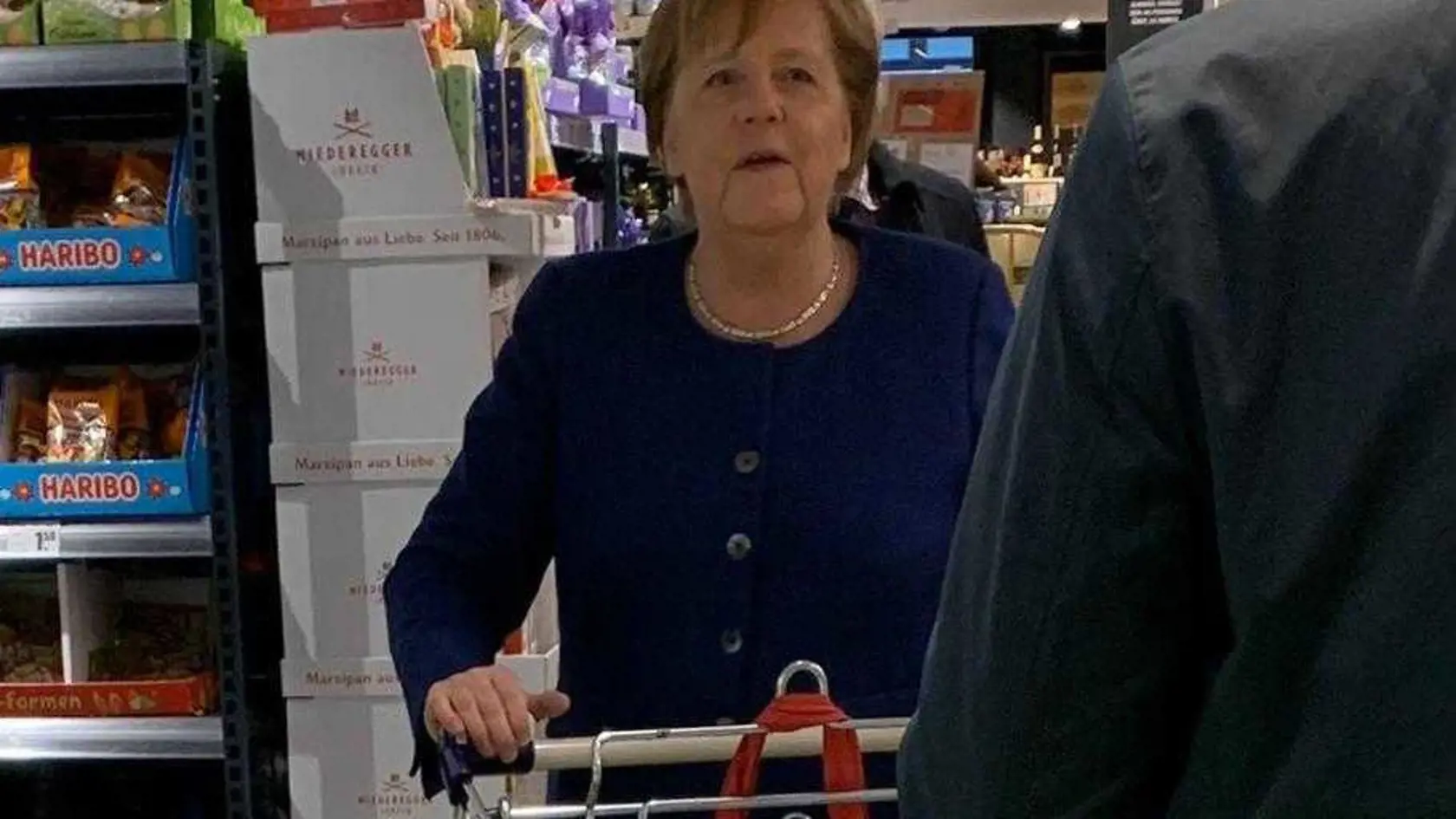 Angela Merkelová pristihnutá v supermarkete bez ochranného rúška v čase koronavírusu.