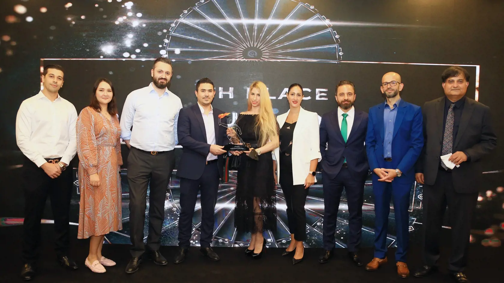Konatelia pri odovzdávaní cien pre najlepšie agentúry v Dubaji.