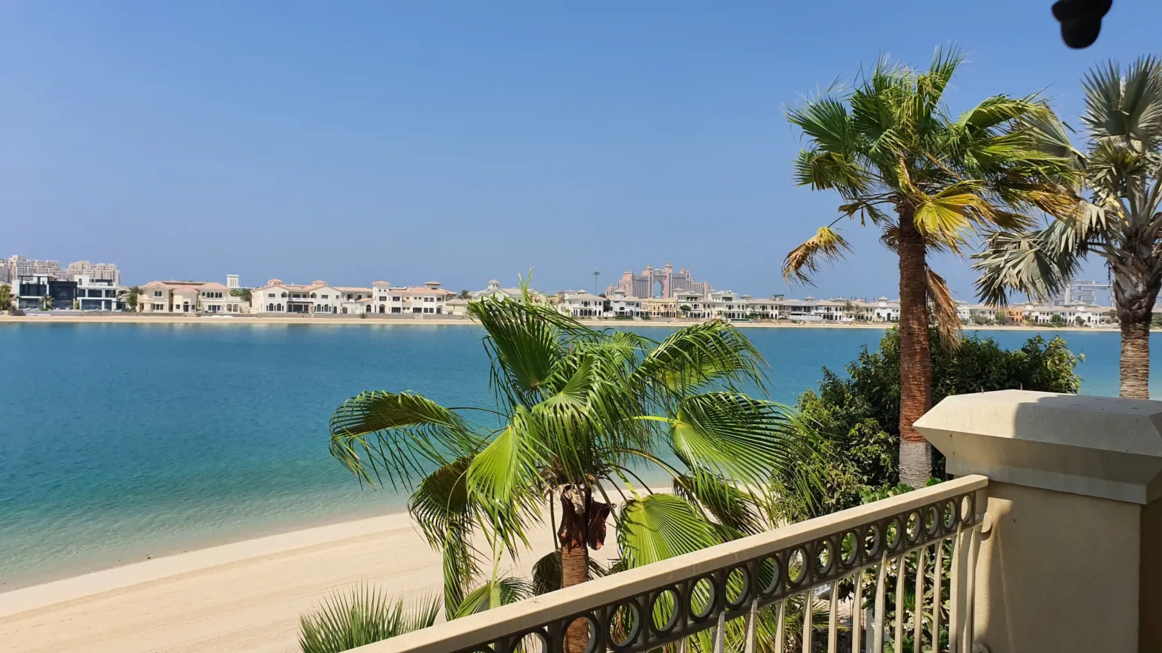 Výhľad z vily na Palm Jumeirah s privátnou plážou. Cena sa začína od 5 mil. eur.